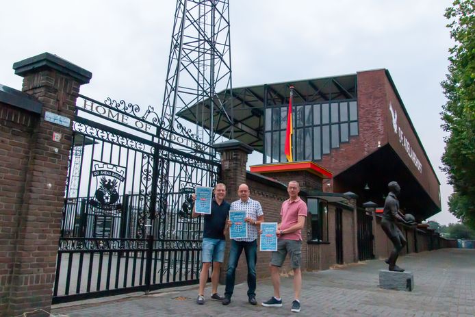 Erik, Wilko en Dick van Munster (vlnr) voor het stadion van hun grote rivaal Go Ahead Eagles.