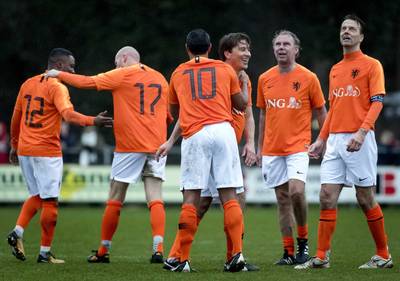 Foto's: ex-internationals spelen gelijk in traditioneel nieuwsjaarsduel