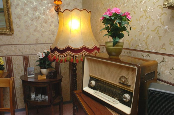 Archieffoto van geheugenkamer met spulletjes van vroeger die voor dementerende bewoners van De Stelle in Oostburg herkenbaar zijn.
