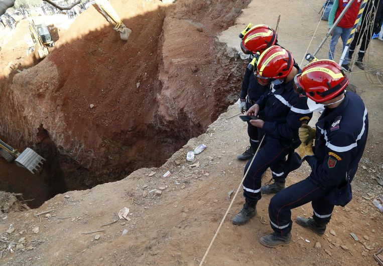 Reddingswerkers kunnen niet zomaar afdalen in de put, omdat die met een diameter van 45 centimeter te smal is.  Beeld AFP