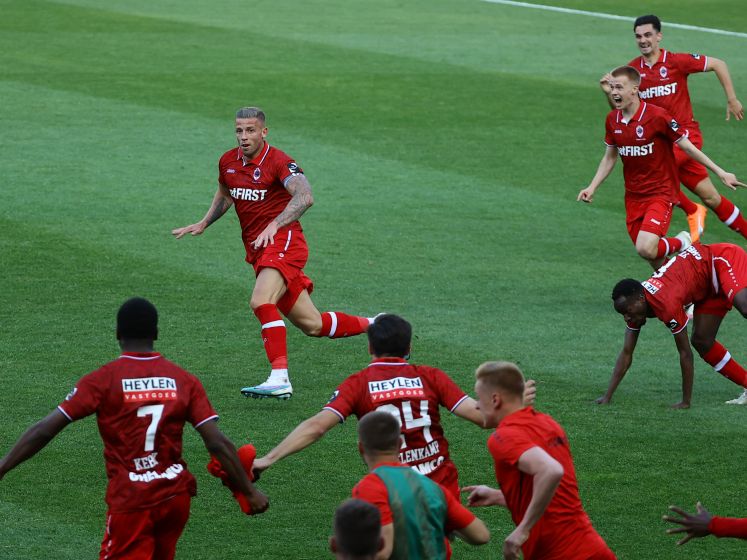Ongekend: Alderweireld knalt Antwerp naar kampioenschap in slotfase knotsgek duel
