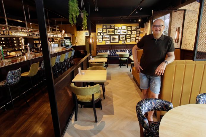 Kees Ouispel in het vorig jaar vernieuwde interieur van restaurant De Borgh.
