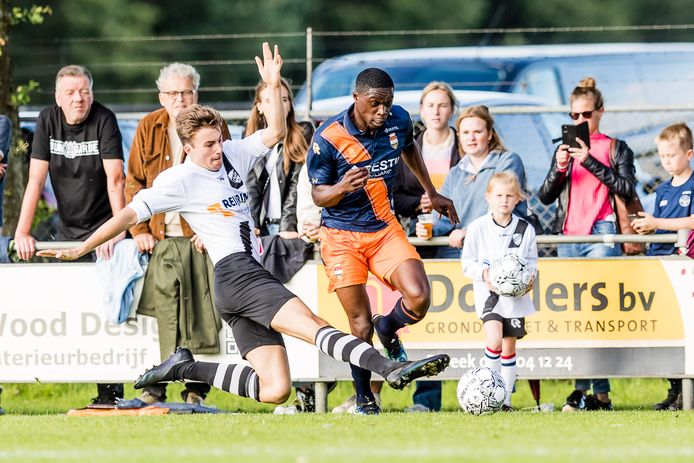 Op 6 juli speelde RKDSV een vriendschappelijke wedstrijd tegen Willem II. ,,Ouderwets gezellig was het”, vond voorzitter Frans Bruinsma van RKDSV.