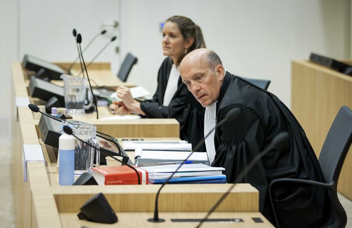 Sabine ten Doesschate (L) and Boudewijn van Eijck,  de advocaten van verdachte Oleg Poelatov.
