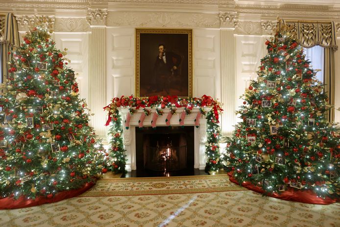 Des sapins de Noël dans la salle à manger d'État sont décorés de photos des présidents américains et de leurs familles