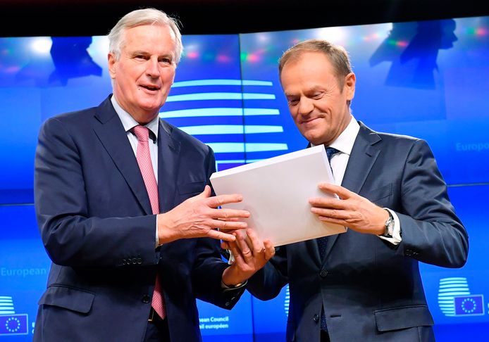 Michel Barnier (l) overhandigt de brexitdeal aan Donald Tusk.