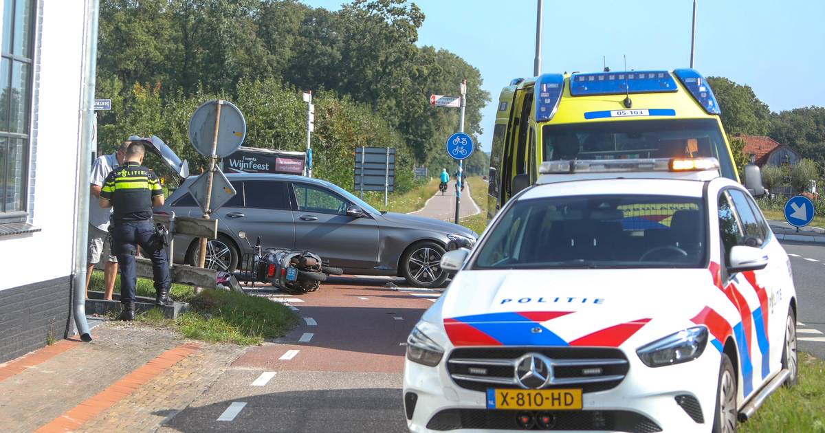 Scooterrijder gewond bij botsing met auto op kruising in Deurningen