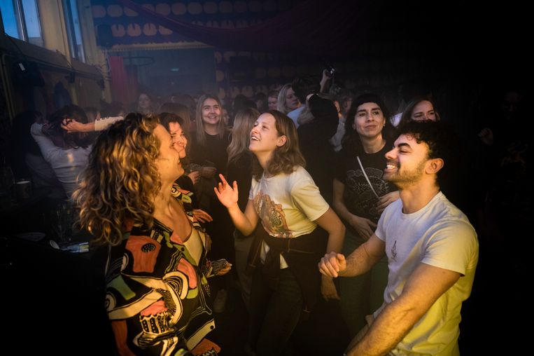 De Wake Up Club. Dansen in de vroege ochtend bij de Ping Pong Club. Een dansfeestje van 06:30 tot 09:00 uur.  Beeld Bram Petraeus