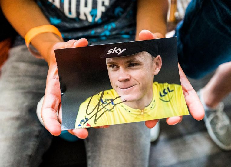 Een fan heeft Froome's handtekening bemachtigd. Beeld Jiri Buller / de Volkskrant