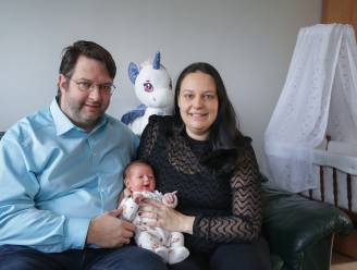 Schepen Lynn Callewaert en man Stijn verwelkomen baby Eleonora
