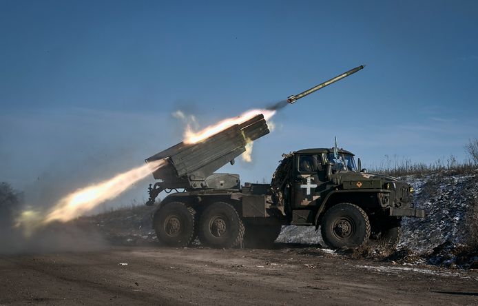 Oekraïense soldaten lanceren een raket aan de frontlinie in de oostelijke stad Soledar (11/01/2022).