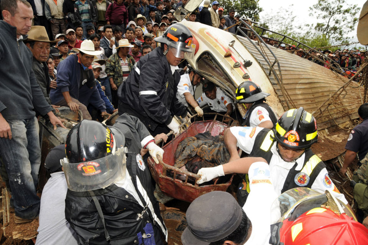 Hulpdiensten in actie na de aardverschuiving in Guatemala. (AFP) Beeld 
