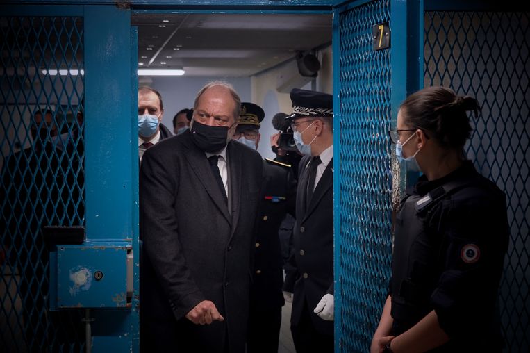 Eric Dupond-Moretti, de Franse minister van Justitie, gaat langs bij de St. Maur-gevangenis. Beeld AFP