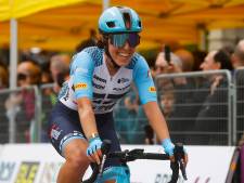 Shirin van Anrooij wint eerste WorldTour-wedstrijd na solo van 24 kilometer