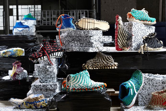 Enkele van de schoenen - gemaakt van touw - onderdeel van het project Industrial Devolution.