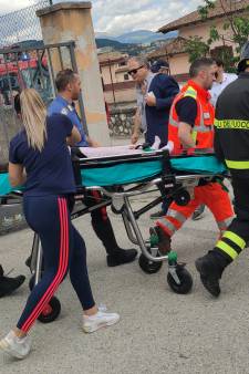 Auto van moeder rijdt zonder handrem schoolplein op: kleuter (4) overlijdt, vier gewonden