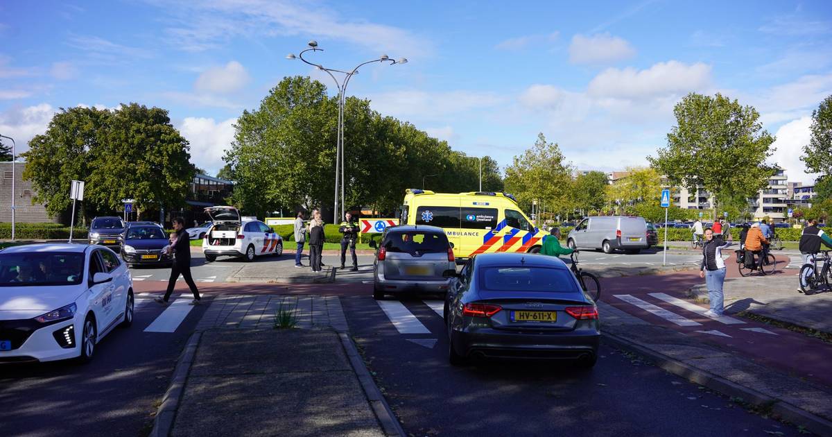 Fietser aangereden op drukke rotonde bij winkelcentrum in Zwolle.