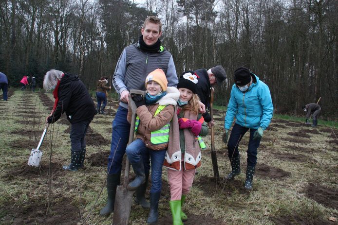 Aanplant Charlottebos in Koekelare: Joeri met zijn dochters Runa en Nora