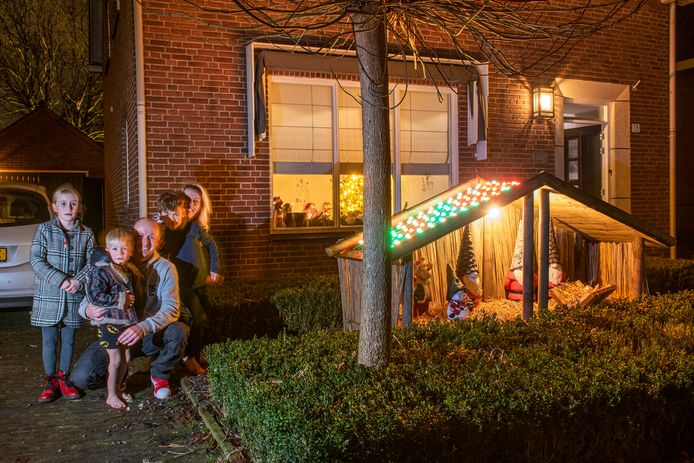 Ook de tweede editie van de Kerststallenroute in Bavel was een succes, veel huishoudens maakten er wat moois van in de tuin of achter het raam.