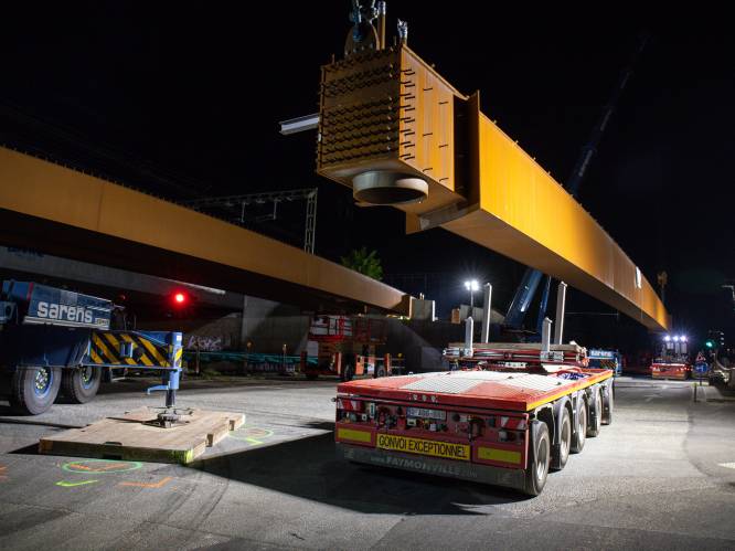 Nachtelijke installatie nieuw ‘ecorecreaduct’ over Ring levert mooie beelden op