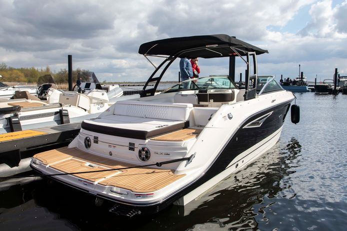 Iedereen kan een kijkje nemen op en rond luxe boten bij Oesterdam Aqua. Voor serieuze kopers kan een profvaart worden ingepland op maandag.