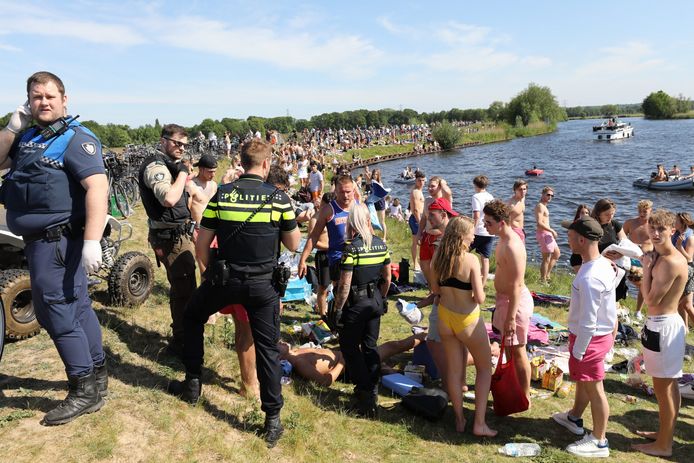 Het was zo druk aan de oevers van de Eem, afgelopen donderdag, dat de politie in moest grijpen.