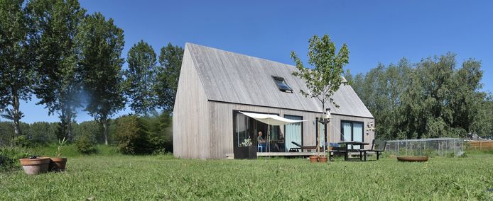 Het duurzame, houten huis van Mieneke en Kees de Jonge in de polder bij Heinkenszand.