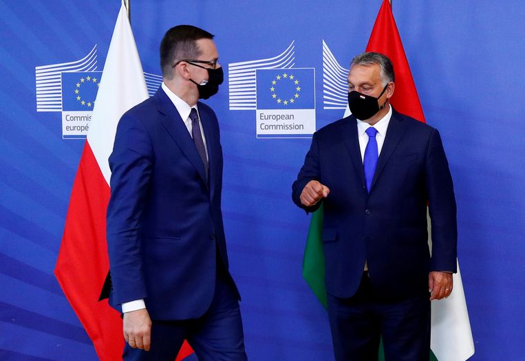 De Poolse premier Mateusz Morawiecki (links) en zijn Hongaarse ambtgenoot Viktor Orbán in september vorig jaar in Brussel, waar ze een ontmoeting hadden met voorzitter Ursula von der Leyen van de Europese Commissie. Beeld Reuters