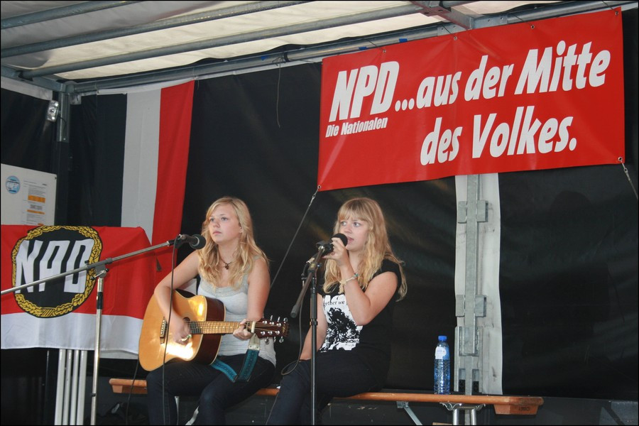 Les jumelles en concert en Europe en 2007.