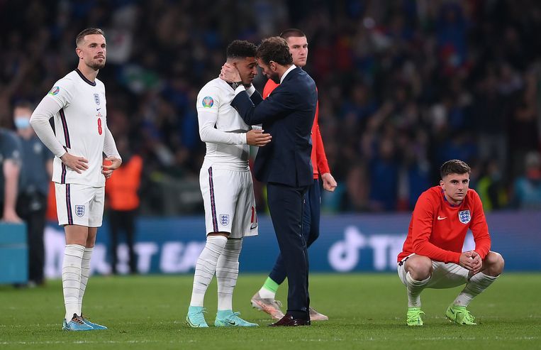 Bondscoach Gareth Southgate troost zijn spelers. Beeld Pool via REUTERS