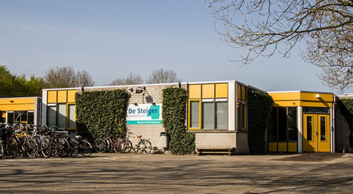 School De Steiger in Lelystad blijft gesloten tot testresultaten van het personeel bekend zijn.