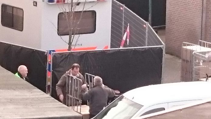 De recherche haalt diverse spullen uit de woning in Zwolle-Zuid waar het stoffelijk overschot van de vermiste man werd gevonden.