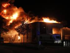Loods gaat in vlammen op bij grote brand in Roosendaal