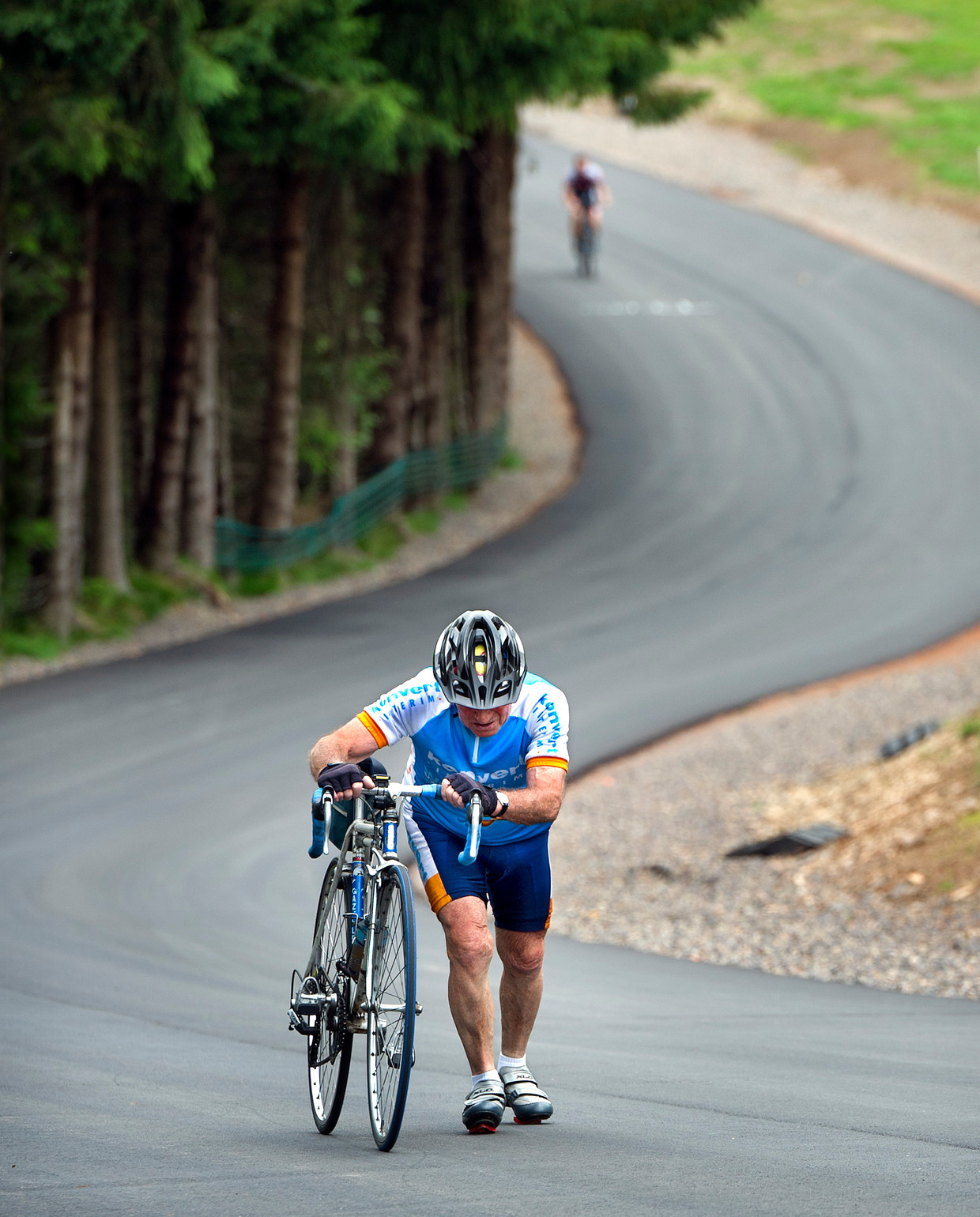 Amateurwielrenners op de Planche des Belles Filles leggen de laatste 200 meter vaak te voet af. Beeld Klaas Jan van der Weij / de Volkskrant