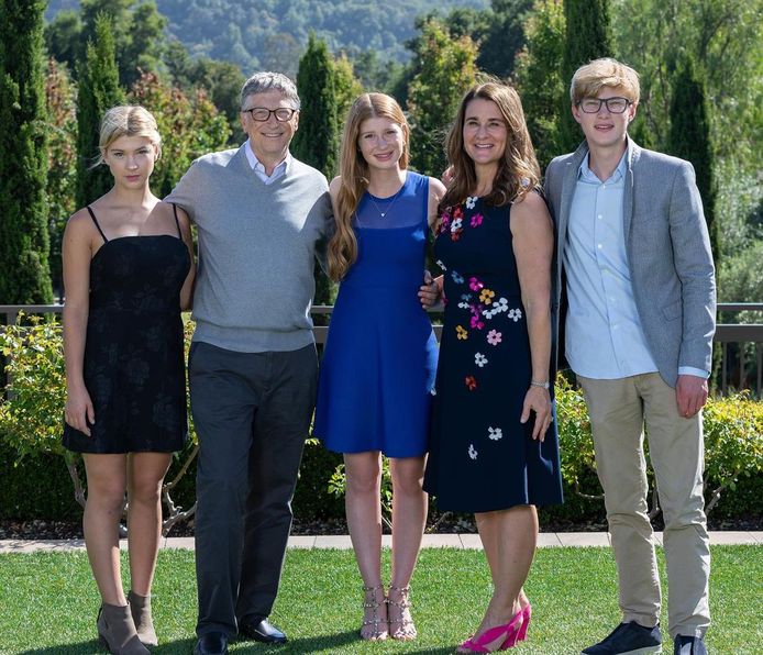 Het gezin van Bill en Melinda Gates in 2019: (v.l.n.r.) Phoebe, Bill, Jennifer, Melinda en Rory.