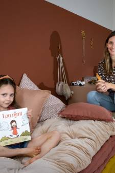 Vijfjarige Lou rijmt erop los in eigen boek: ‘Mama bedacht het boekje en ik de rijmpjes’ 