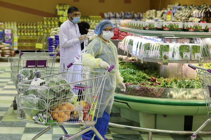 Winkelgangers in een supermarkt in Riyad.