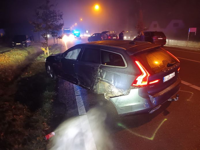 Op de Turnhoutsebaan in Schilde raakten 3 auto’s bij een ongeval betrokken. Eén bestuurder werd met lichte verwondingen naar het ziekenhuis gebracht.