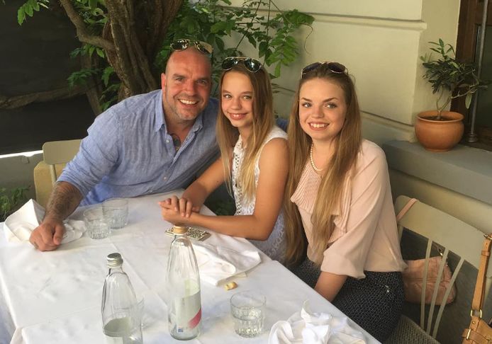 Andy van der Meijde met zijn dochters Purple en Isabella tijdens de familiereünie in mei 2017.