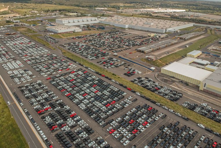 Het parkeerterrein van de GM-fabriek in Silao staat bomvol peperdure Chevrolets Cheyenne, bedoeld voor de Amerikaanse markt.
 Beeld Volkskrant