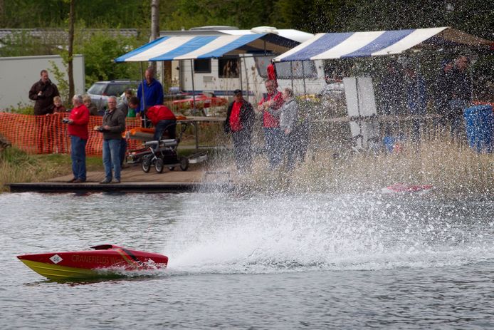 Hertellen Lezen vloeiend Wedstrijd powerboot racing op de Kurenpolder: 'Snelheden tot 100 km per  uur' | Oosterhout | bndestem.nl