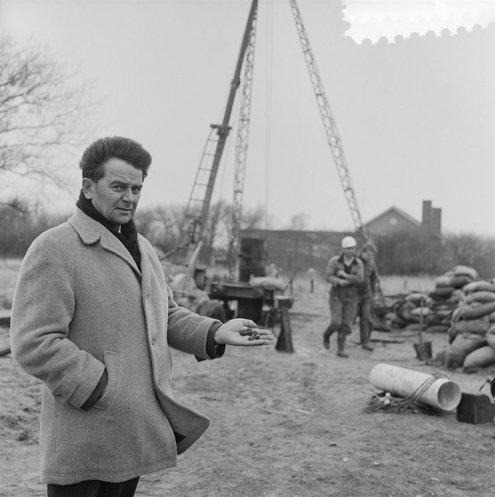 ‘Bij boringen op Schouwen-Duiveland is op een diepte van 120 meter uranium gevonden', schrijft het ANP op 13 maart 1969. ‘Men is begonnen met een onderzoek maar kwaliteit en kwantiteit van deze vondst. Op de foto: een Schouwenaar, J.C. Boot, toont enkele van de gevonden stukken, op de achtergrond de onderzoekswerkzaamheden.’
