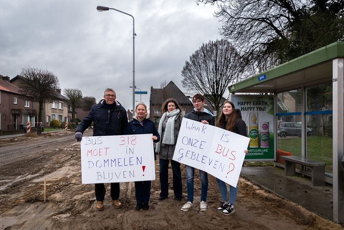 Dommelen-Zuid in actie voor behoud van de bus in hun eigen buurt. Tweede van links: raadslid Stefanie van den Berg