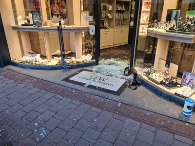 Na 25 jaar zonder incidenten snelkraak bij Deldense juwelier: 'Lijkt er op dat ze goed wisten wat ze