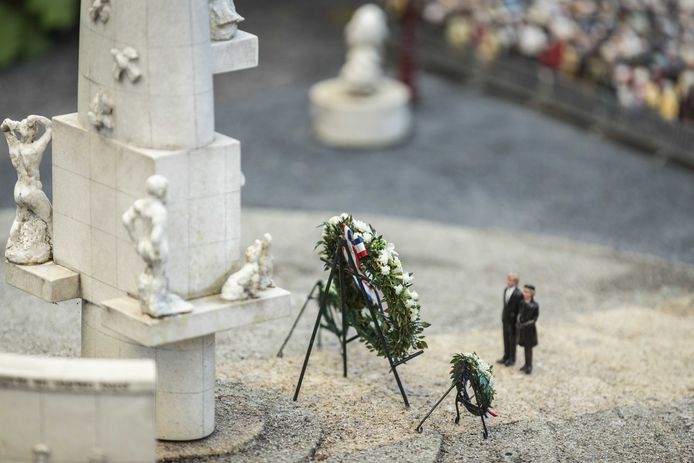 Een illustratie van koning Willem-Alexander en koningin Maxima tijdens de Nationale Kinderherdenking in Madurodam.