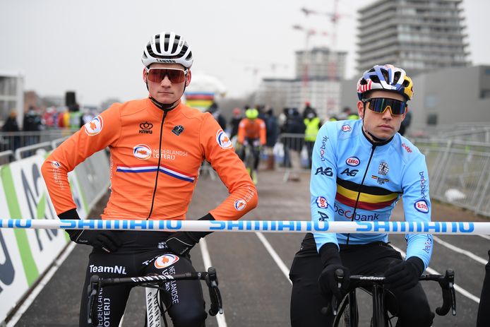 Van der Poel en Van Aert voor de start van hun voorlopig laatste WK veldrijden, twee jaar geleden in Oostende.