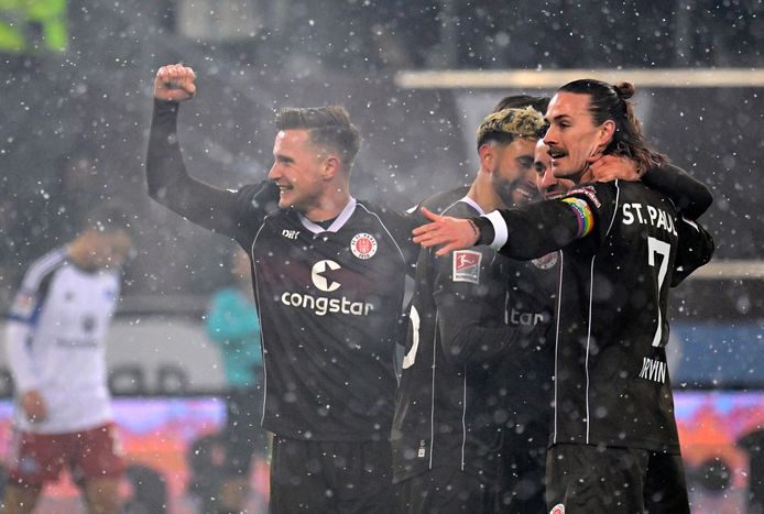 Vreugde onder de spelers van St. Pauli in de derby tegen HSV.