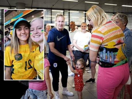 Enkele Oranje Leeuwinnen terug in Nederland, Daniëlle van de Donk steunt vriendin bij halve finale WK