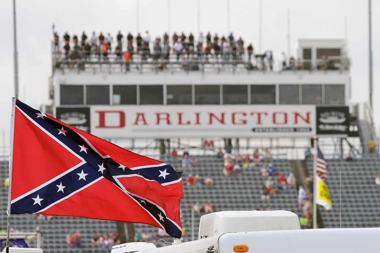 De Confederatie-vlag wappert bij een Nascar race in de staat South Carolina in 2015. Beeld AP
