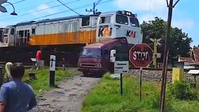 Un train percute un véhicule bloqué sur les rails en Indonésie